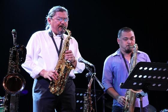 Cha con Quyền Văn Minh và nghệ sỹ Bỉ cùng hòa tấu Jazz Cha con nghệ sỹ Quyền Văn Minh luôn đồng hành với nhau.