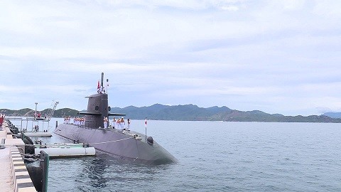 Việt Nam nói về hoạt động của tàu chiến Anh, Nhật trên Biển Đông Lần đầu tiên àu ngầm JS Kuroshio của Nhật Bản cập cảnh Cam Ranh, Việt Nam. Ảnh: KTV