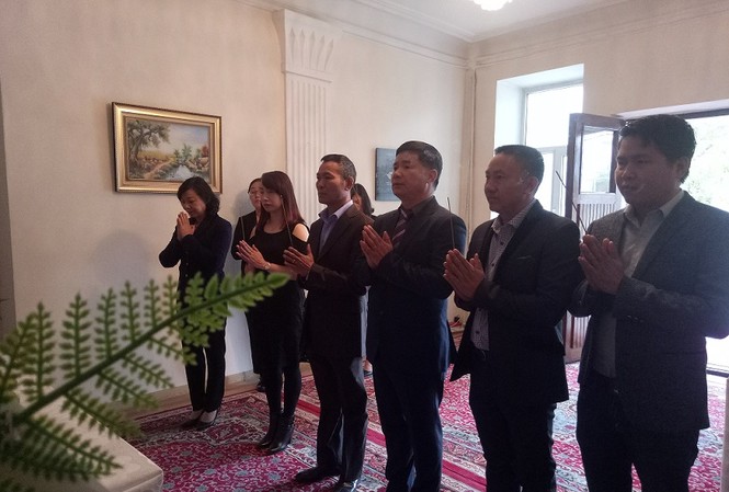 ĐSQ Việt Nam tại Mông Cổ tổ chức lễ viếng Chủ tịch nước Trần Đại Quang Ban Chấp hành Hội người Việt tại Mông Cổ thành kính viếng Chủ tịch Trần Đại Quang.