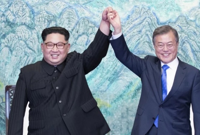 Ông Moon và ông Kim sẽ cùng đoạt giải Nobel hòa bình năm nay? Nhà lãnh đạo Triều Tiên Kim Jong-un và Tổng thống Hàn Quốc Moon Jae-in là hai ứng cử viên sáng giá cho giải Nobel hòa bình năm nay.