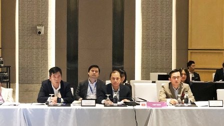 Tháo gỡ những vấn đề tồn đọng trong văn kiện ASEAN 33 Thứ trưởng Bộ Ngoại giao Việt Nam Nguyễn Quốc Dung ( giữa) tham gia các phiên họp trù bị chuẩn bị cho Hội nghị cấp cao ASEAN lần thứ 33. Nguồn: BNG