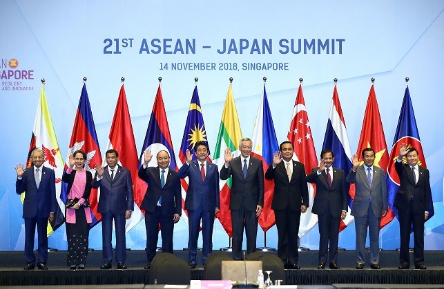 Thủ tướng Nhật công bố nhiều sáng kiến hợp tác với ASEAN Thủ tướng Nguyễn Xuân Phúc và các Lãnh đạo ASEAN tại Hội nghị Cấp cao ASEAN- Nhật Bản. Ảnh: Thống Nhất/ TTXVN