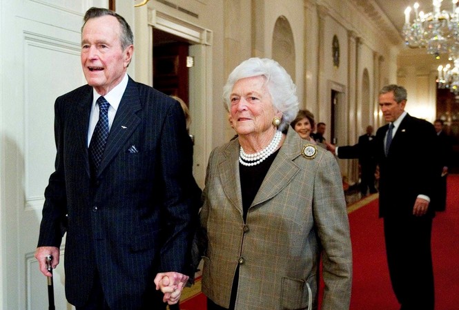 Xúc động lời nói cuối cùng của Bush 'cha' trước khi nhắm mắt cố Tổng thống Bush H.W. Bush và phu nhân Barbara Bush dự một buổi tiệc ở Nhà Trắng năm 2009 khi Bush "con" đang là đương kim tổng thống Mỹ. Ảnh: CNN