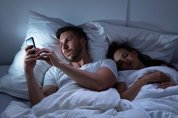 Có nên chia sẻ mật khẩu mạng xã hội với bạn đời? Chia sẻ mật khẩu với bạn đời sẽ giúp tin tưởng nhau hơn, nhưng đôi khi cũng gây ra những phiền phức.