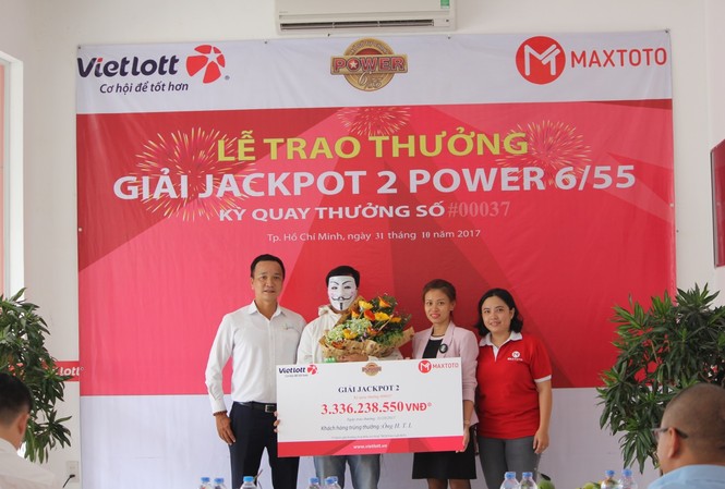 Đem năm sinh cả nhà ra chơi xổ số Ông H.T.L. đem năm sinh cả nhà ra chơi xổ số Vietlott và may mắn trúng độc đắc.