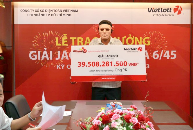 Người đàn ông ở Sài Gòn trúng gần 40 tỷ trong lần đi uống cà phê Ông P.K. nhận sốt tiền trúng độc đắc hơn 39,5 tỷ đồng.