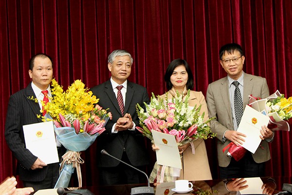 Bộ Lao động có nhiều lãnh đạo mới Bộ LĐ-TB&XH bổ nhiệm, điều động một số lãnh đạo đơn vị. Từ trái sang phải: Ông Bùi Sỹ Tuấn, Thứ trưởng LĐ-TB&XH Doãn Mậu Diệp, bà Phạm Thị Hải Hà, ông Nguyễn Xuân Tường. Ảnh: Molisa.