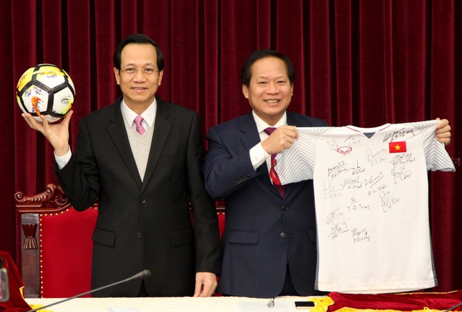 Đấu giá quà U23 tặng Thủ tướng gây quỹ từ thiện: Giá khởi điểm 2 tỷ đồng Hai món quà U23 tặng Thủ tướng có giá khởi điểm 2 tỷ đồng