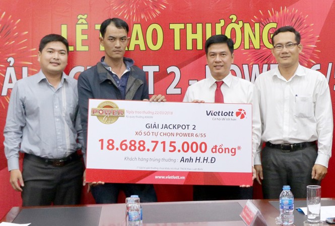 Người thứ 3 không che mặt khi nhận giải độc đắc của Vietlott Ông Đ. là người thứ 3 không che mặt khi lên nhận giải độc đắc của Vietlott.