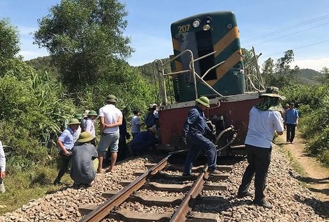 Thêm tai nạn đường sắt: Chưa phải xem xét trách nhiệm lãnh đạo Cú đâm khiến đầu máy tàu hàng trật bánh. Ảnh: Cảnh Huệ.