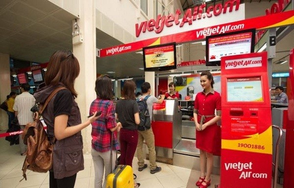 Bức xúc đổi giờ bay, hành khách ném điện thoại vào nhân viên quầy vé Quầy thủ tục của Vietjet Air.