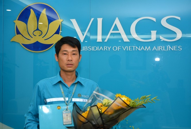 Nhân viên hàng không trả lại hơn 1 tỷ đồng cho hành khách Anh Nguyễn Chí Cường trả lại khách hơn 1 tỷ đồng nhặt được.