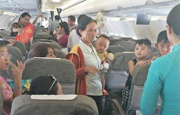 Hành khách ngồi 3 tiếng trên máy bay không điều hòa Hành khách chờ đợi trong nóng nực trên chuyến bay. Ảnh hành khách cung cấp.