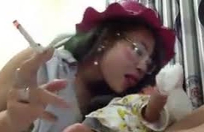 Mẹ con hot girl Bella được ở Trung tâm bảo trợ tối đa 1 tháng Bella hút thuốc lá rồi phả khói vào mặt con khi đứa bé chỉ mới vài ngày tuổi.