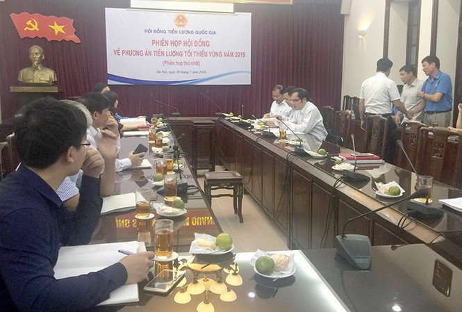 Họp tiền lương: Lại tranh luận tăng với không tăng Hội đồng Tiền lương Quốc gia nhóm họp phiên đầu tiên của năm 2018 để bàn tăng lương năm tới.