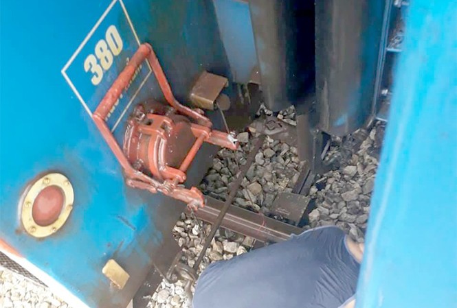 Truy trách nhiệm vụ tàu đang chạy bị 'đứt đôi' ở Thanh Hóa Mối nối toa 6 và 7 tàu SE5 bất ngờ tụt làm đoàn tàu bị tách làm đôi.
