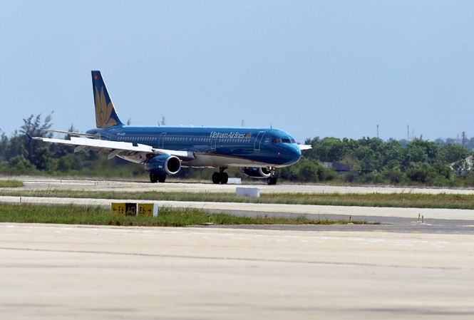 Nhiều chuyến bay quốc tế bị ảnh hưởng do bão Ampil Vietnam Airlines phải đổi lịch một số chuyến bay tới Thượng Hải do ảnh hưởng bão.