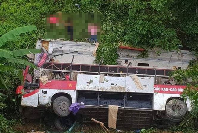 Xe khách lao xuống vực ở Cao Bằng mới đăng kiểm 10 ngày Chiếc xe khách lao xuống vực sâu 30m ở Cao Bằng. Ảnh: NLĐ.