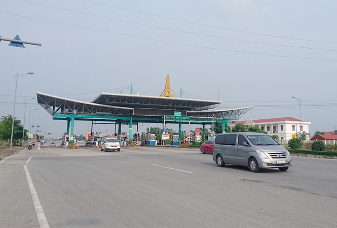 BOT Mỹ Lộc lên tiếng vụ giang hồ trưng 'của quý' dằn mặt nữ khách Trạm thu phí BOT Mỹ Lộc trên tuyến chính (cho đoạn đường dài 3,9km từ trạm tới TP Nam Định.