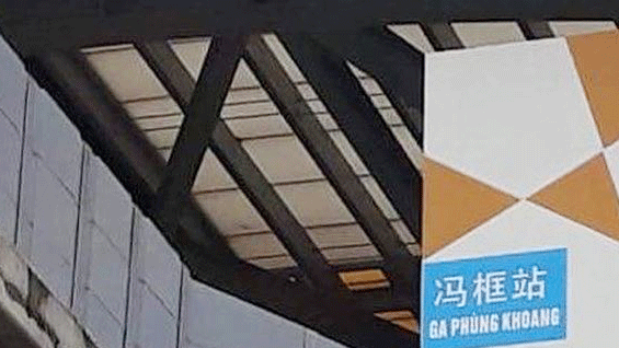 Tháo biển tên ga chữ Trung Quốc ở đường sắt Cát Linh - Hà Đông Biển tên ga có chữ Trung Quốc to hơn chữ Việt trên tuyến đường sắt Cát Linh - Hà Đông trước khi bị xoá. Ảnh: Zing