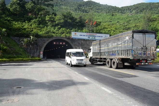 Chủ đầu tư hầm Hải Vân 2 nói về vết nứt hầm Hải Vân 1 Hầm Hải Vân 1 xuất hiện nhiều vết nứt. Ảnh: Hùng Anh.