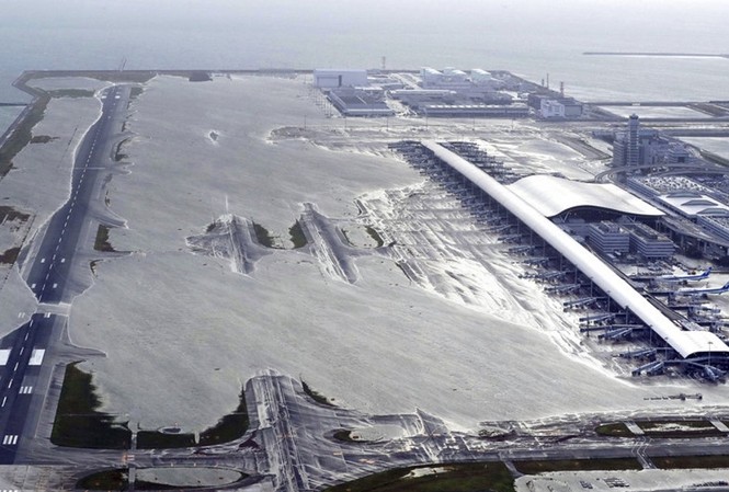 Đường bay đi Nhật tiếp tục gián đoạn do hậu quả bão sân bay quốc tế Kansai (Osaka, Nhạt Bản) ngập trong nước lũ.