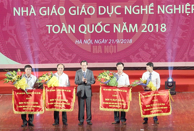 16 nhà giáo giáo dục nghề nghiệp đạt giải Nhất hội giảng toàn quốc Bộ trưởng LĐ-TB&XH Đào Ngọc Dung trao gải cho các cá nhân, tập thể đạt giải tại Hội giảng năm nay.