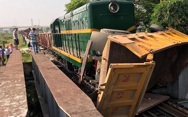 Tin mới vụ tàu hỏa đâm ô tô khiến 5 người trọng thương ở Hà Nội Cú đâm mạnh khiến xe tải bị kéo rê 1 đoạn dài.
