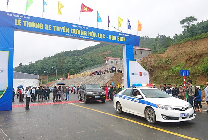 Chính thức nối thông thêm 2 cửa ngõ Hà Nội Tuyến đường mới Hoà Lạc - Hoà Bình đưa vào sử dụng sẽ giảm hơn 30 phút thời gian đi lại giữa 2 địa phương.