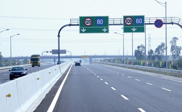 Bộ GTVT đề xuất xe khách chạy tối đa 100km/h trên cao tốc Bộ GTVT đề xuất, dù có biển tốc độ tối đa 120km/h, nhưng xe tải lớn, xe khách trên 30 chỗ vẫn không được chạy vượt quá 100km/h.