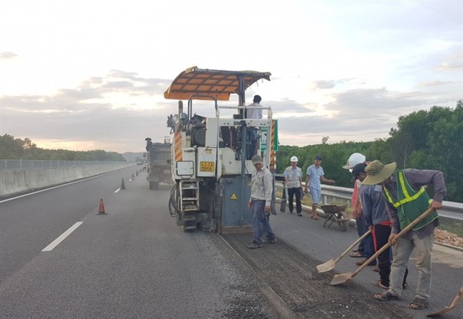 Bộ trưởng Giao thông lại ‘quyết liệt’ với chất lượng đường BOT Việc sửa chữa tuyến cao tốc Đà Nẵng - Quảng Ngãi không đảm bảo yêu cầu, gây bức xúc dư luận.
