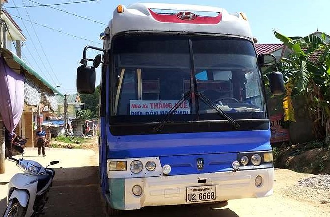 Điều tra xe biển số Lào cán qua nữ sinh lớp 11 Chiếc xe biển số Lào chở học sinh cán qua người nữ sinh. Ảnh: PLO.