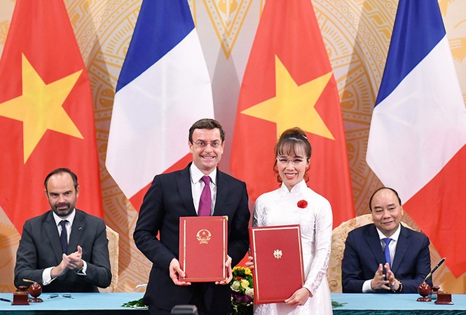 Vietjet sắm mới 50 tàu bay A321 Hãng hàng không Vietjet và Tập đoàn Airbus đã ký hợp đồng mua 50 tàu bay A321neo trị giá 6,5 tỷ USD.