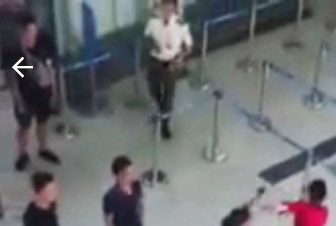 Bộ GTVT đề nghị xử nghiêm côn đồ đánh nữ nhân viên hàng không Nhân viên hàng không Lê Thệ Gi. (áo đỏ) bị nhóm hành khách đánh hội đồng vì từ chối chụp ảnh cùng. (Ảnh cắt từ clip).