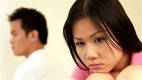 Nóng như đổ lửa, chồng vẫn bắt mặc quần dài Ảnh minh họa: Internet
