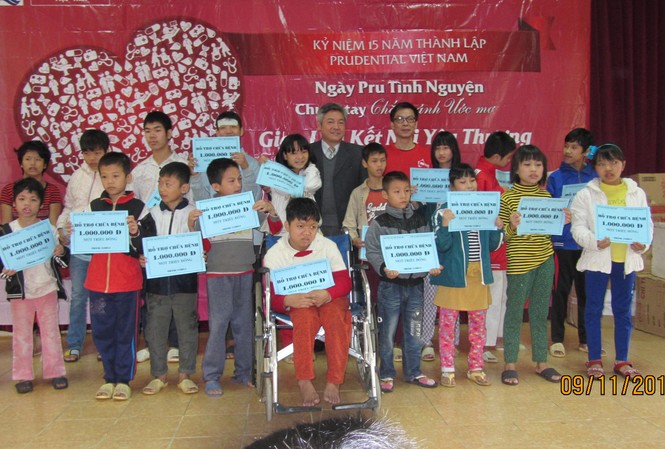 Hỗ trợ viện phí, khám chữa bệnh cho 250 trẻ em khuyết tật Trẻ em khuyết tật nhận hỗ trợ viện phí của công ty Prudential