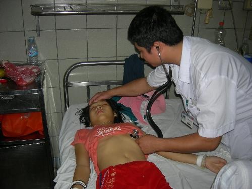 Trẻ ngộ độc nặng vì thuốc gia truyền Một bệnh nhi ngộ độc chì đang được điều trị tại Khoa Nhi, BV. Bạch Mai.