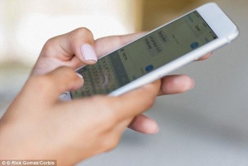 Smartphone đang làm biến dạng não người? Ảnh minh họa: Internet