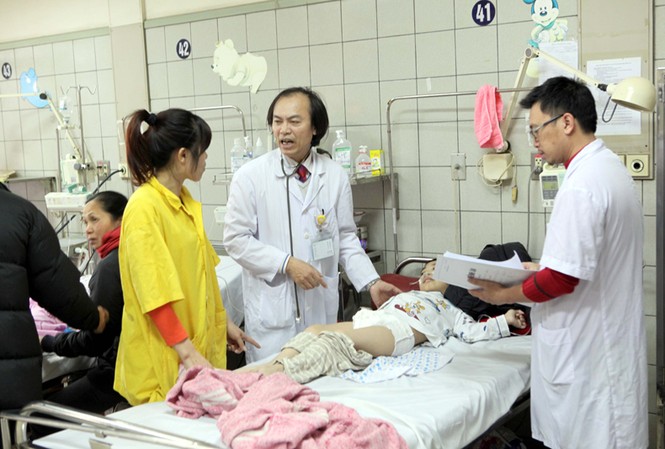Lập đội cấp cứu BS khám và điều trị cho bệnh nhân tại Khoa Nhi - BV Bạch Mai, Hà Nội. Ảnh: Quảng An