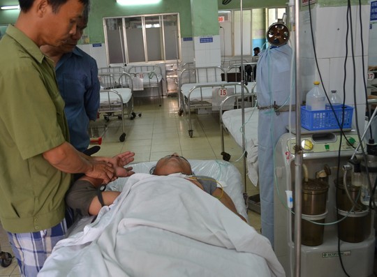 Thiếu niên 14 tuổi bỏng nặng mắt do đốt pháo Anh N.D.H được đưa vào cấp cứu trong tình trạng bị dập nát bàn tay do pháo nổ