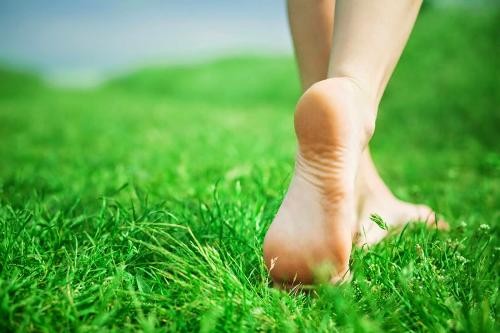Tháo bỏ giày, đi chân đất và vô vàn lợi ích cho sức khỏe Ảnh minh hoạ: Internet