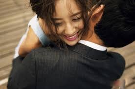 Cả chồng và nhân tình đều công khai “khoe” tình cảm giữa chốn đông người Ảnh minh hoạ: Internet