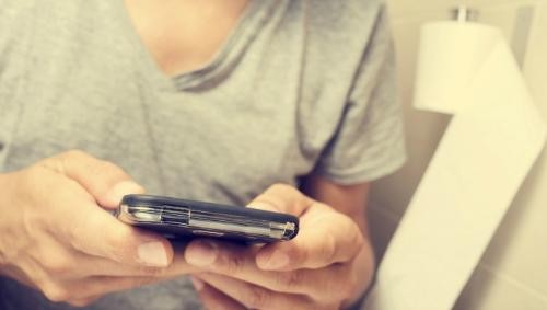 Sử dụng smartphone trong khi đi vệ sinh cực nguy hại Ảnh minh họa: Internet