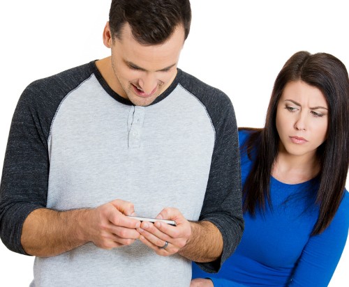 Hẹn bồ đi nhà nghỉ, chồng nhắn nhầm vào máy của... mẹ vợ Ảnh minh họa: Internet
