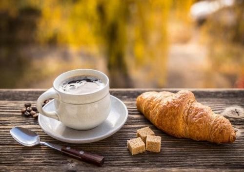 Đường và caffein làm bạn mệt mỏi cả ngày? Ảnh minh hoạ: Internet