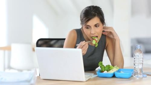 Mẹo ăn trưa đúng cách giúp chị em văn phòng giảm cân tự nhiên Ảnh minh hoạ: Internet