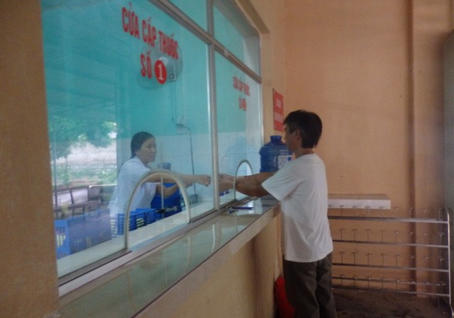 Tâm sự nghẹn lòng của người đàn ông nghiện ngập Anh Xinh đang nhận thuốc Methadone. ẢNh: N.Hưng