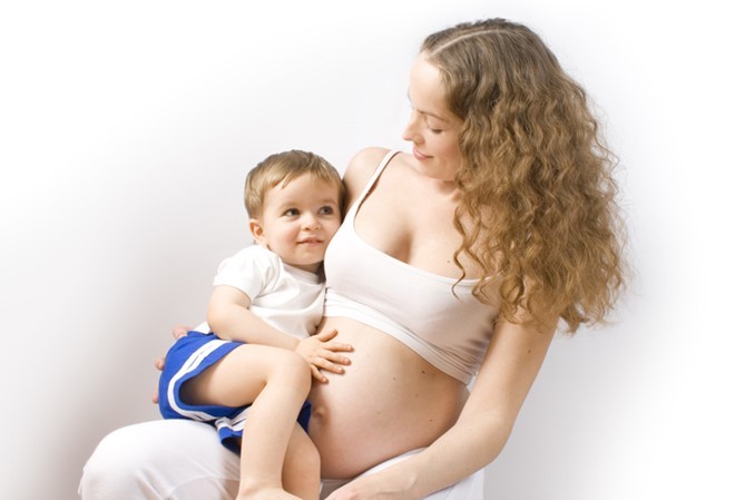 Có nên cho con bú khi mang thai? Mẹ hoàn toàn có thể vừa mang thai vừa nuôi con bằng sữa mẹ. Ảnh: Beautiful Breastfeeding