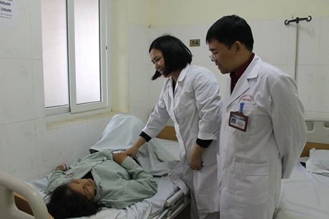 4 khối u to như quả trứng trong dạ dày vì ăn hồng giòn Ảnh: Các BS bệnh viện E đang thăm khám cho bệnh nhân S sau ca can thiệp