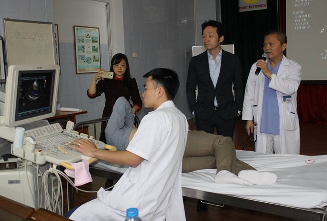 Người Việt Nam đầu tiên được lấy màng tim “vá” cho chính mình hiện sống ra sao? Các BS Trung tâm tim mạch BV E siêu âm kiểm tra sức khoẻ cho bệnh nhân đầu tiên được tái tạo van động mạch chủ bằng màng tim tự thân